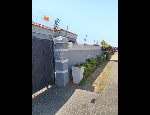4 BEDROOM HOUSE FOR SALE IN PROTEA GLEN EXT